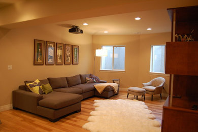 Foto de sala de estar abierta clásica grande sin chimenea con paredes beige, moqueta y suelo beige