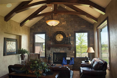 Imagen de sala de estar abierta contemporánea de tamaño medio con paredes beige, moqueta, todas las chimeneas y marco de chimenea de piedra