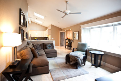 На фото: открытая гостиная комната среднего размера в современном стиле с коричневыми стенами и полом из керамогранита с