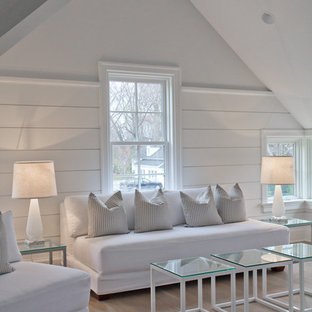 Cette image montre une salle de séjour rustique de taille moyenne avec un mur blanc, un sol en bois clair et aucune cheminée.
