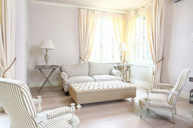 フィレンツェにあるトラディショナルスタイルのおしゃれなファミリールーム (白い壁、淡色無垢フローリング) の写真