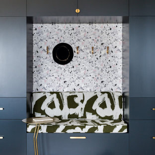 Ispirazione per un soggiorno contemporaneo con carta da parati, pareti multicolore e parquet chiaro