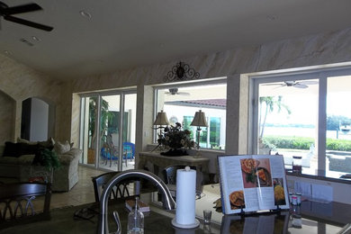Diseño de sala de estar de estilo americano con paredes beige, suelo de travertino y suelo beige