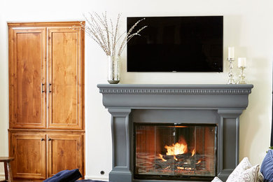 サンフランシスコにある高級な広いトランジショナルスタイルのおしゃれなオープンリビング (白い壁、無垢フローリング、標準型暖炉、木材の暖炉まわり、壁掛け型テレビ) の写真
