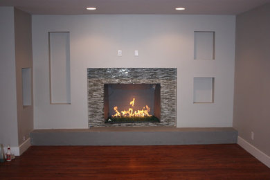 Exemple d'une salle de séjour tendance avec parquet foncé, une cheminée standard et un manteau de cheminée en carrelage.