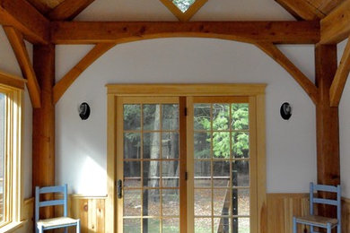 Foto de sala de estar abierta de estilo americano pequeña con paredes blancas, estufa de leña y marco de chimenea de ladrillo