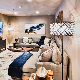 Großes, Offenes Modernes Wohnzimmer ohne Kamin mit brauner Wandfarbe, Wand-TV, beigem Boden und Linoleum in Baltimore