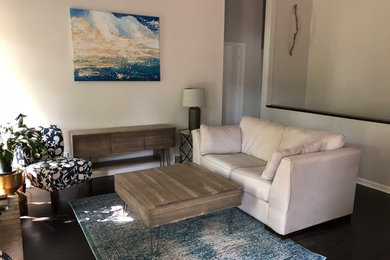 Imagen de sala de estar abierta de estilo de casa de campo de tamaño medio sin televisor con paredes grises, suelo de madera oscura y suelo marrón