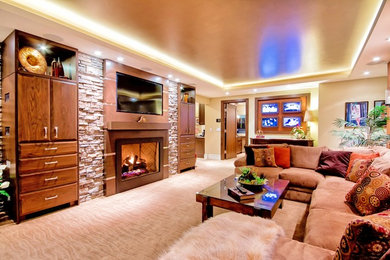 Imagen de sala de estar abierta clásica renovada grande con paredes beige, moqueta, todas las chimeneas, marco de chimenea de madera y pared multimedia