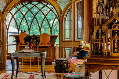 Ejemplo de sala de estar tradicional con parades naranjas y suelo de madera en tonos medios