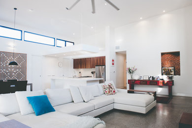 На фото: гостиная комната в современном стиле с бетонным полом