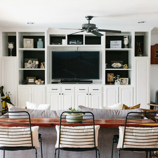 Mittelgroßes, Abgetrenntes Klassisches Wohnzimmer ohne Kamin mit weißer Wandfarbe, Terrakottaboden, Multimediawand und braunem Boden in Austin