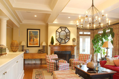 Imagen de sala de estar tradicional grande con suelo de madera en tonos medios, todas las chimeneas y marco de chimenea de piedra
