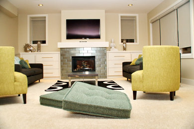 Exempel på ett stort modernt allrum med öppen planlösning, med beige väggar, heltäckningsmatta, en standard öppen spis, en spiselkrans i trä och en väggmonterad TV