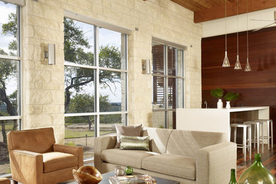 Exemple d'une salle de séjour moderne ouverte avec un mur beige et parquet foncé.