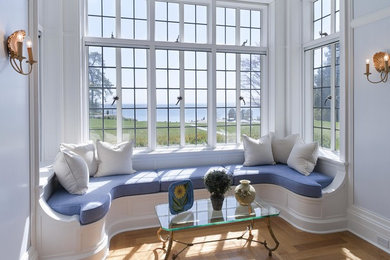 Свежая идея для дизайна: изолированная гостиная комната среднего размера в классическом стиле с синими стенами, светлым паркетным полом и коричневым полом без камина - отличное фото интерьера
