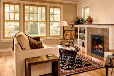 Ejemplo de sala de estar abierta clásica de tamaño medio con paredes beige, suelo de madera clara, todas las chimeneas, marco de chimenea de baldosas y/o azulejos, suelo beige y alfombra