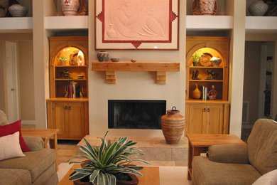 Foto de sala de estar abierta de estilo americano de tamaño medio con paredes beige, suelo de travertino, todas las chimeneas y marco de chimenea de madera