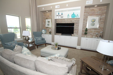 Modelo de sala de estar abierta marinera grande con paredes beige y pared multimedia