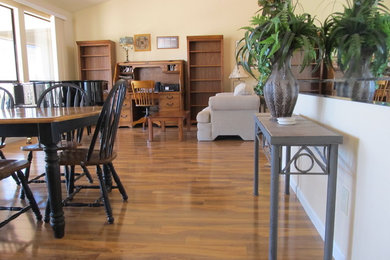 Foto de sala de estar abierta tradicional de tamaño medio con paredes beige, suelo de madera en tonos medios y televisor independiente