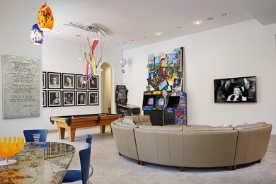 Пример оригинального дизайна: большая изолированная комната для игр в современном стиле с белыми стенами, ковровым покрытием и скрытым телевизором без камина