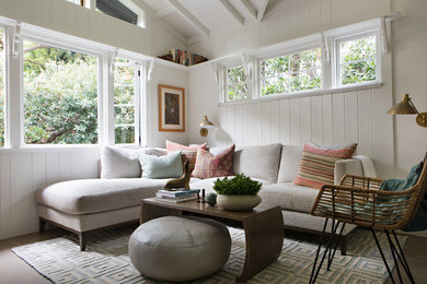 Ejemplo de sala de estar marinera con paredes blancas, suelo de madera en tonos medios y suelo marrón