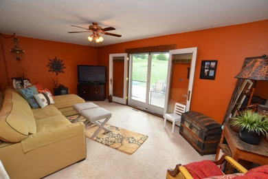 Imagen de sala de estar ecléctica de tamaño medio con parades naranjas