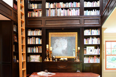 Cette photo montre une salle de séjour chic ouverte avec une bibliothèque ou un coin lecture.