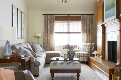 Imagen de sala de estar tradicional de tamaño medio con paredes beige y todas las chimeneas