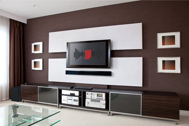 Ejemplo de sala de estar abierta minimalista con paredes marrones, moqueta, televisor colgado en la pared y suelo beige