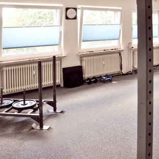 Mittelgroßer Industrial Kraftraum mit weißer Wandfarbe, Teppichboden, grauem Boden und Holzdielendecke in Sonstige