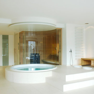 Luxus-Wellnessbereich mit Sauna, Whrilpool und Bar