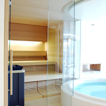 Luxus-Wellnessbereich mit Sauna, Whrilpool und Bar
