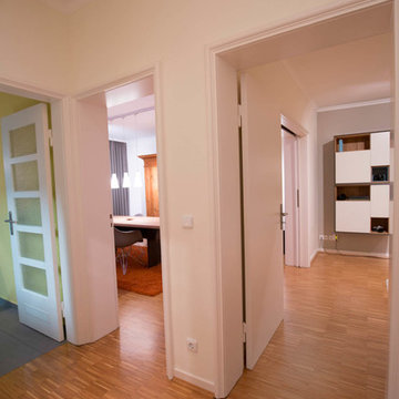 Blick in Wohn-, Esszimmer und Küche mit neuen Wandfarben