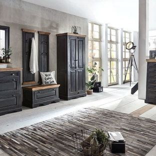 Mittelgroßer Shabby-Style Flur mit grauer Wandfarbe, hellem Holzboden und grauem Boden in Düsseldorf
