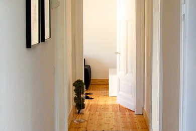 Mittelgroßer Klassischer Flur mit weißer Wandfarbe und hellem Holzboden in Dortmund
