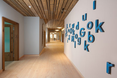 Идея дизайна: коридор в скандинавском стиле с светлым паркетным полом, бежевым полом и бежевыми стенами