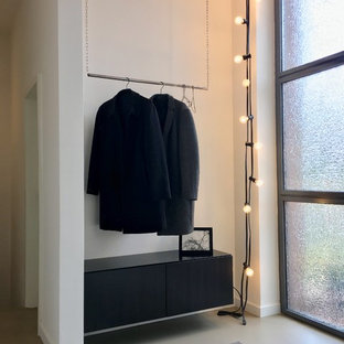 Idées déco pour un petit couloir contemporain avec un mur blanc, un sol en vinyl et un sol gris.