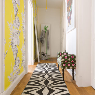 Ispirazione per un piccolo ingresso o corridoio boho chic con pareti multicolore e pavimento in legno massello medio