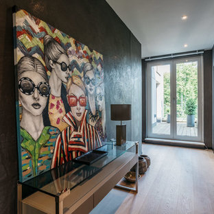 Kleiner Moderner Flur mit schwarzer Wandfarbe, hellem Holzboden und beigem Boden in Hamburg