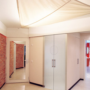 Aménagement d'un couloir contemporain de taille moyenne avec un mur blanc, un sol en linoléum et un sol beige.