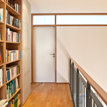 Galerie im Obergeschoss mit Bibliothek und Luftraum