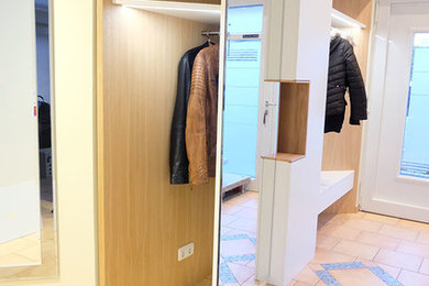Стильный дизайн: коридор среднего размера в современном стиле с белыми стенами, полом из керамической плитки и бежевым полом - последний тренд