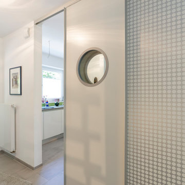 Garderobe mit raumhohen Schiebetüren