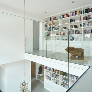 Mittelgroßer Moderner Flur mit weißer Wandfarbe, Vinylboden und grauem Boden in Stuttgart