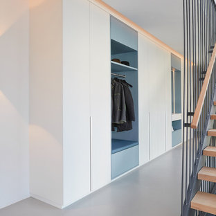 Cette photo montre un couloir tendance de taille moyenne avec un mur blanc, un sol en vinyl et un sol gris.