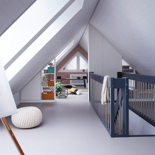 Großer Moderner Flur mit weißer Wandfarbe, Betonboden und grauem Boden in Sonstige