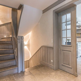 Inredning av en lantlig liten hall, med beige väggar, skiffergolv och beiget golv