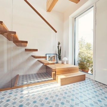 Kragarmtreppe mit Weißglas und wilder Eiche