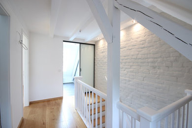 Modelo de recibidores y pasillos clásicos de tamaño medio con suelo de madera clara